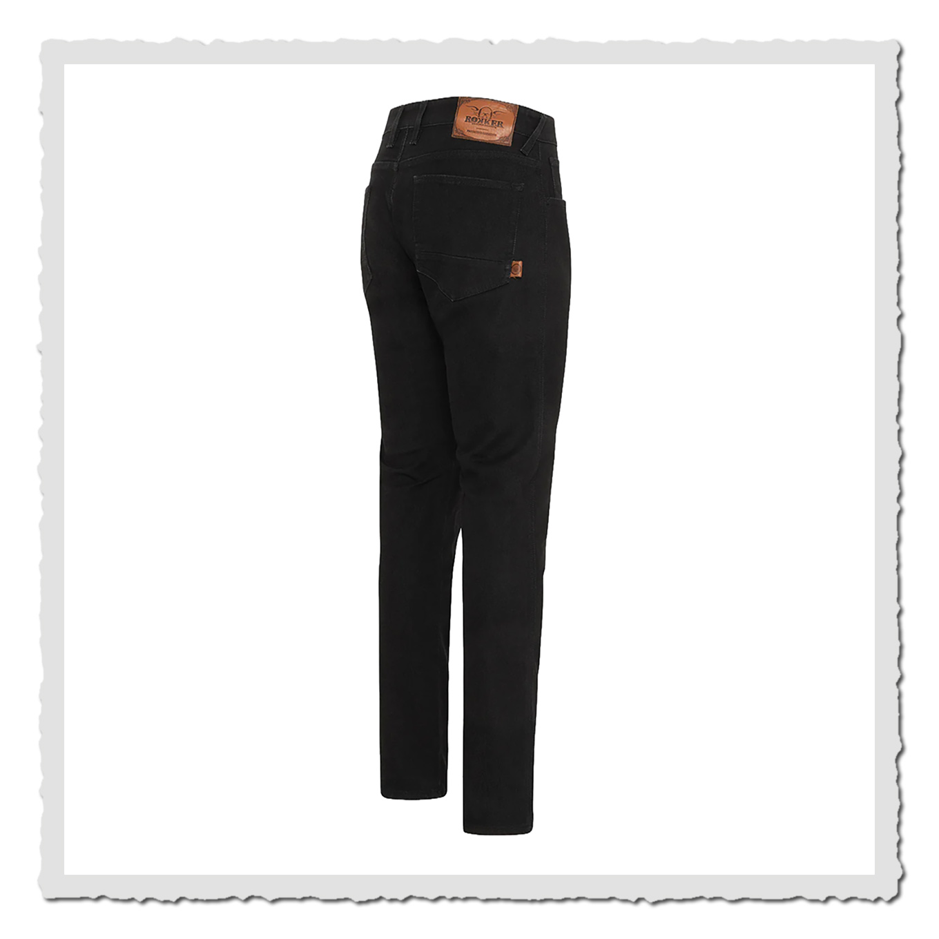 Schwarze Jeans schräg von hinten mit sichtbarer Gesäßtasche und braunem Etikett auf weißem Hintergrund.